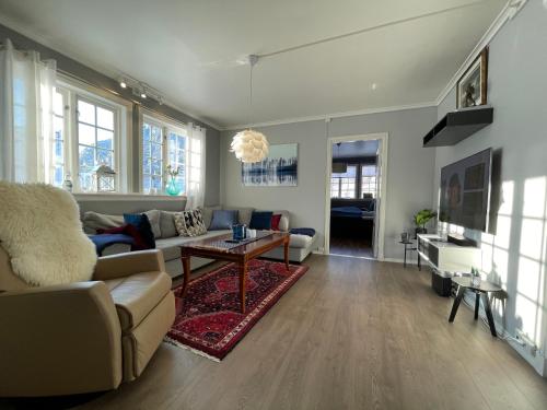 ein Wohnzimmer mit einem Sofa und einem Tisch in der Unterkunft Høyanger 3 roms leilighet in Høyanger