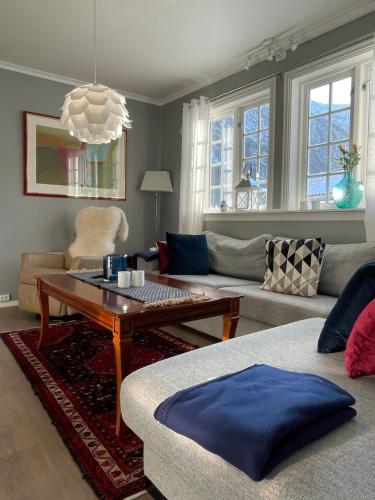a living room with a couch and a coffee table at Høyanger 3 roms leilighet in Høyanger