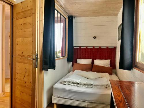 Tempat tidur dalam kamar di Chalet Cyclamens- 65m2 plein centre des Carroz - WIFI & parking!