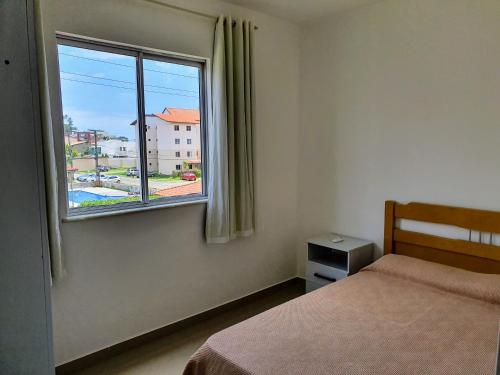 1 dormitorio con cama y ventana en Apartamento Modus Vivendi en Ilhéus