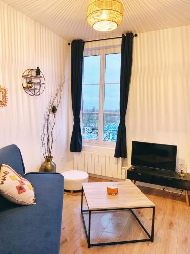 Photo de la galerie de l'établissement Duplex standing centre Honfleur - vue Pont - Bassin, à Honfleur