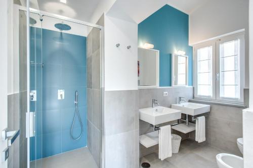 Kúpeľňa v ubytovaní Villa Andrilla by Feeling Italy with Pool, Views, Concierge, in the TOWN CENTRE