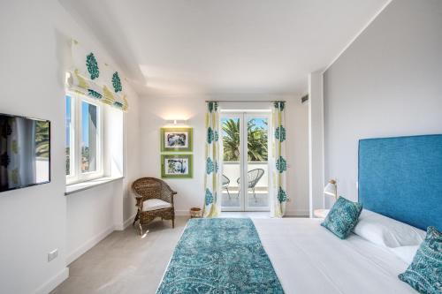 Posteľ alebo postele v izbe v ubytovaní Villa Andrilla by Feeling Italy with Pool, Views, Concierge, in the TOWN CENTRE
