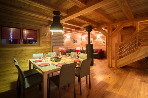 une salle à manger avec une table et des chaises dans une cabine dans l'établissement CHALET L'ALPAGA 1, à Les Deux Alpes