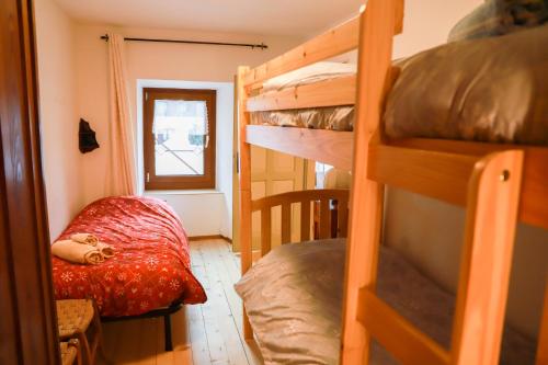 una camera con letto a castello e una camera con letto a castello di COL DE RIF Appartamento Storico nelle Dolomiti a Falcade