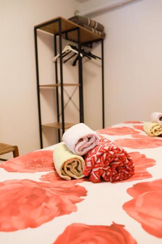 a group of towels sitting on top of a bed at COL DE RIF Appartamento Storico nelle Dolomiti in Falcade