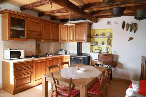 Nhà bếp/bếp nhỏ tại La casa del Ghiro - PARCO DOLOMITI BELLUNESI