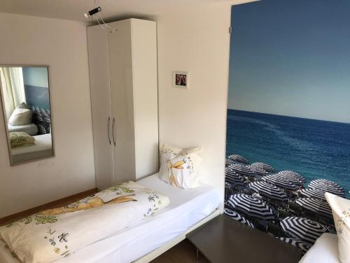 Schlafzimmer mit einem Bett mit Spiegel und Meerblick in der Unterkunft Lucerne O-Guetsch in Luzern