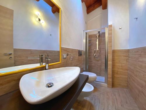 a bathroom with a sink and a toilet and a shower at Gioia Guesthouse in Càbras