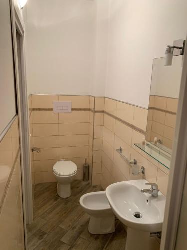 a bathroom with a toilet and a sink at BONORUM De Spuches in Palermo