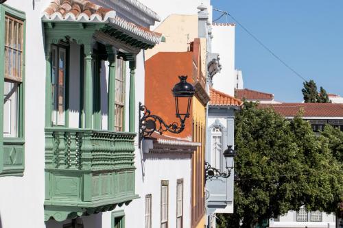 eine Stadtstraße mit Gebäuden und einer Straßenbeleuchtung in der Unterkunft Casa Emblemática Don Gabriel in Santa Cruz de la Palma