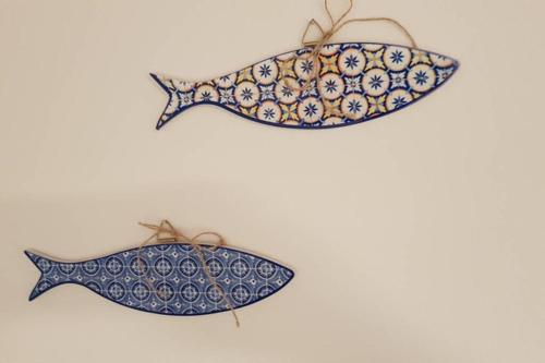 a pair of blue and white fish ornaments at Bellagio Holiday Home in Bellagio