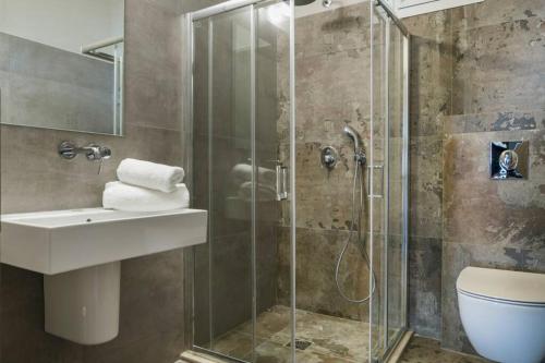 un bagno con doccia, lavandino e WC di Color villas-New Villa Green at Trapezaki with private pool a Mousata
