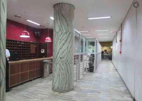 a column in the middle of a hallway at Comodidade e Segurança no Centro in Belo Horizonte