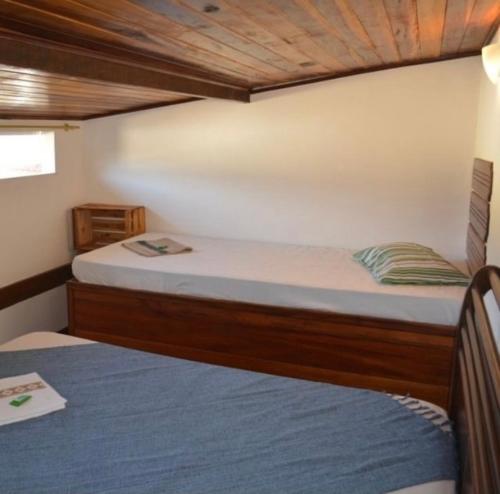 a bedroom with two bunk beds in a boat at Flats Paraty in Paraty
