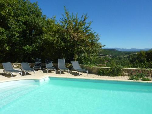 - un groupe de chaises et une piscine dans l'établissement Villa near Mont Ventoux with Pool, à Saint-Paul-Trois-Châteaux
