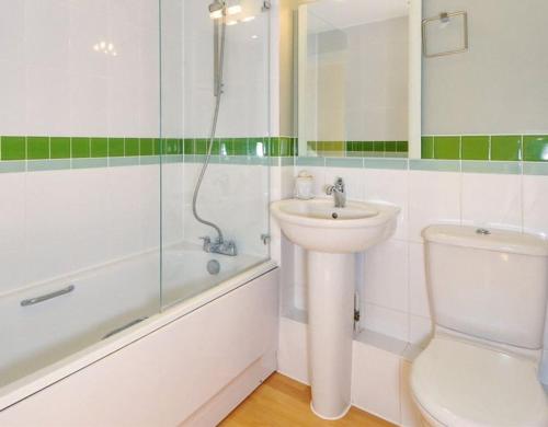 a bathroom with a sink and a toilet and a shower at Basingstoke Spectacular 1 Bedroom Apartment in Basingstoke