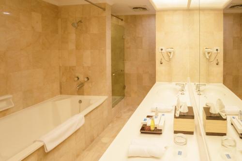 Hotel New Saphir Yogyakarta tesisinde bir banyo