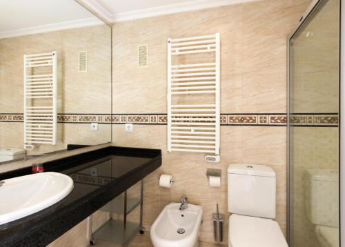 Koupelna v ubytování Lagos del Castillo Atico Duplex con piscina privada by costablancarent