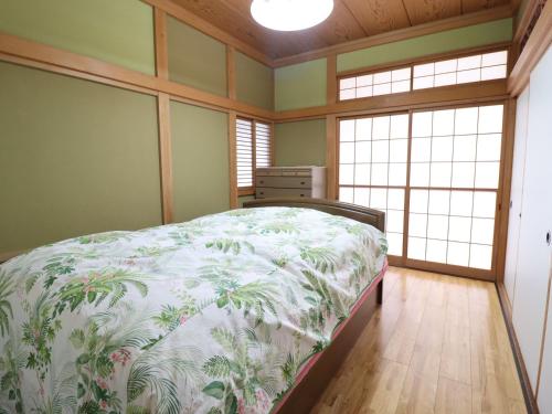 南房総市にある仲間の宿 川きんの窓付きの部屋にベッド付きのベッドルーム1室があります。