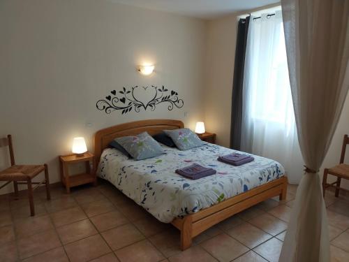 Katil atau katil-katil dalam bilik di Chambres d'hôtes de l'Auberge L'Astrassadou