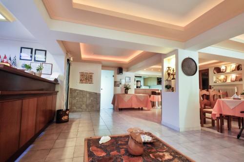 un soggiorno con tavolo e una sala da pranzo di Vlachogiannis Hotel a Prinos