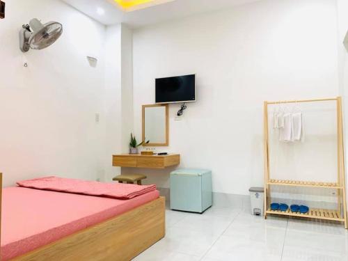 TV a/nebo společenská místnost v ubytování Nhà Nghỉ LÂM ANH