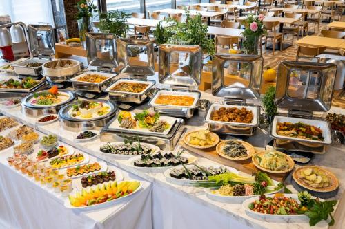 un buffet de plats sur une table dans l'établissement Fujikawaguchiko Resort Hotel, à Fujikawaguchiko
