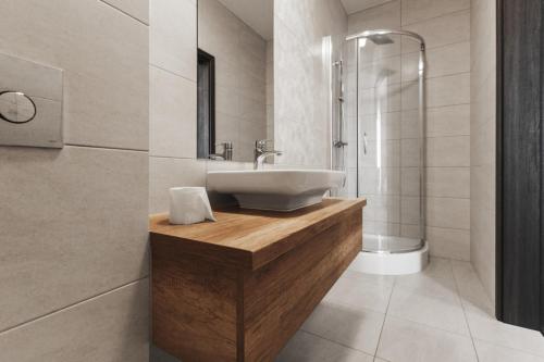 uma casa de banho com um lavatório e um chuveiro em Villa Con Amore em Słońsk