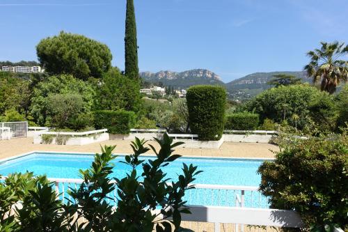 une piscine avec des arbres et une montagne en arrière-plan dans l'établissement 