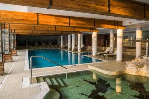 Bazén v ubytování Hotel SPA Dr Irena Eris Wzgórza Dylewskie nebo v jeho okolí