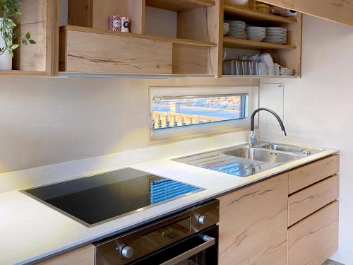 Una cocina o zona de cocina en MarinaVilla