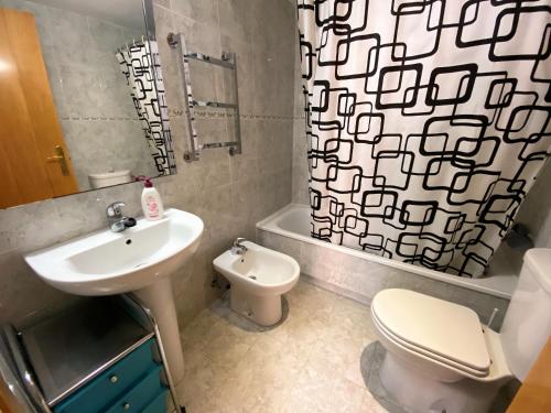 ビリャホヨサにあるA468 - Villamar - 2004 Finestrat s.l.のバスルーム(洗面台、トイレ、シャワーカーテン付)