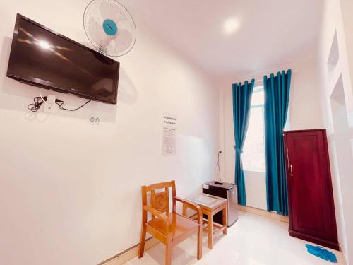 Hotel Diễm Myにあるテレビまたはエンターテインメントセンター