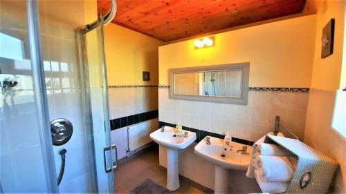 Kupaonica u objektu Clifden Wildflower Cottage - Clifden Countryside Lettings