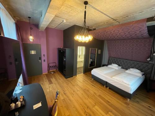 a bedroom with a bed and a pink wall at LOFTSTYLE Hotel Hannover, Best Western Signature Collection in Hannover