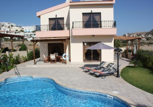 Gorgeous Bungalow by Pissouri Bay, with private big pool , landcaped Gardenwifi