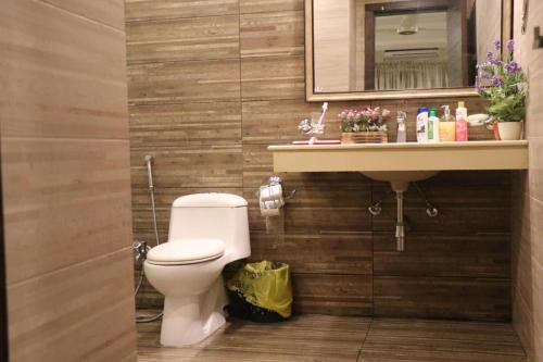 A bathroom at Elegant & Charming One Bed Apartment In Bahria Town
