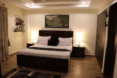 Kama o mga kama sa kuwarto sa Elegant & Charming One Bed Apartment In Bahria Town
