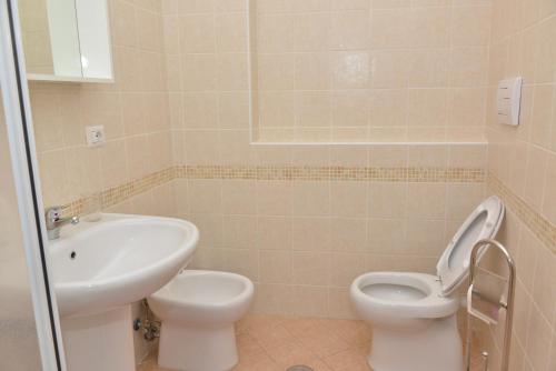 uma casa de banho com um lavatório e um WC em RIETINN em Rieti
