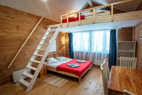 Двухъярусная кровать или двухъярусные кровати в номере База отдыха Пикник