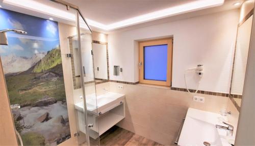 Phòng tắm tại Heimat Apartments - Zillertal