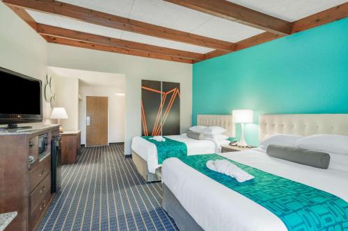 A bed or beds in a room at Howard Johnson by Wyndham Bangor