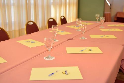 a long pink table with wine glasses and napkins at Alfa Suites - Montevideo in Montevideo