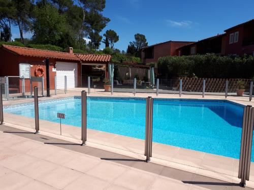 une piscine entourée d'une clôture dans l'établissement Hotel Albatros, à Mouans-Sartoux