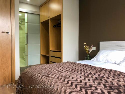um quarto com uma cama grande e um chuveiro em Pizarro55 By Vigovacaciones em Vigo