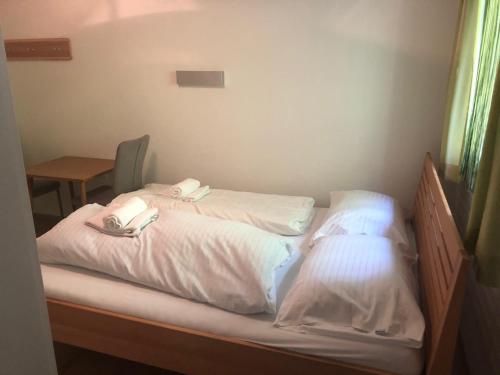 ツェル・アム・ゼーにあるSchmitten Hausのベッド1台(上に電話2台付)