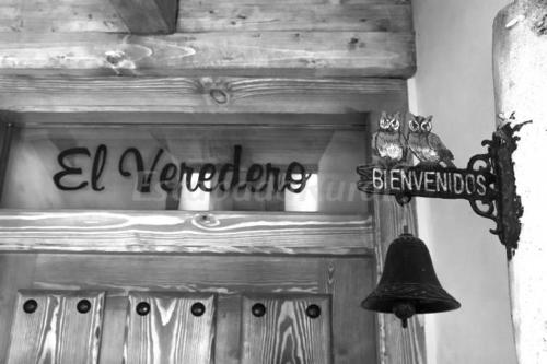 a black and white photo of a door with a bell at Casa rural El Veredero in Castrojeriz