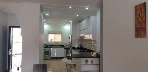 Cuisine ou kitchenette dans l'établissement Appart marina saidia ap8