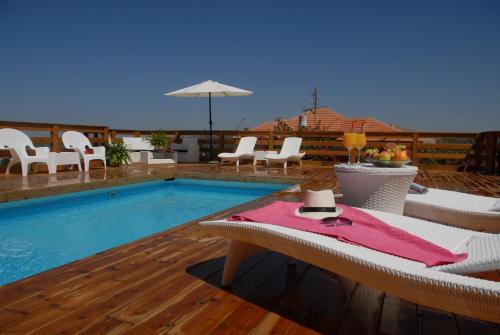 Πισίνα στο ή κοντά στο Spa Suites Bemorad Hahar